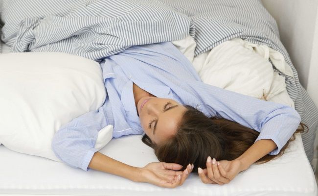 Los pros y cons de tu posición para dormir